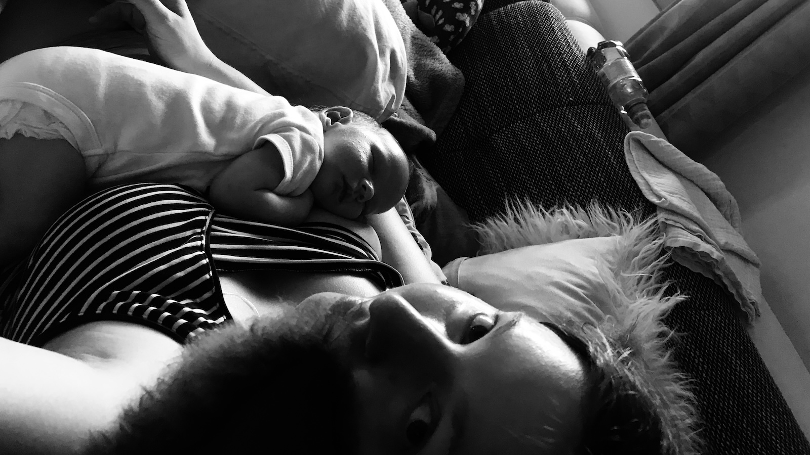 Baby schläft auf einer Frau